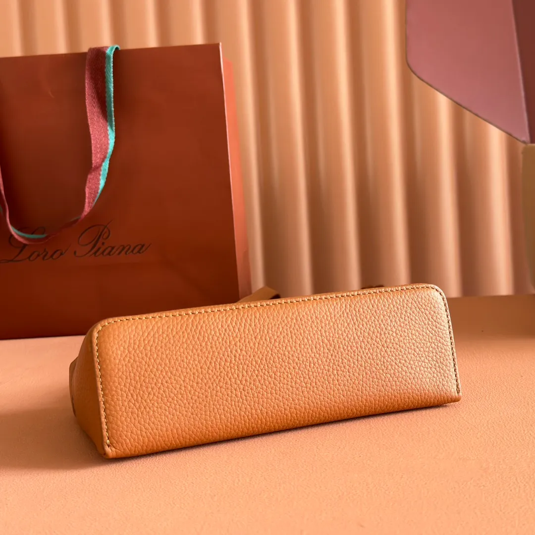 p1160💋💋💋【Original leather configuration counter complete set of packaging】 𝐋𝐨𝐫𝐨 𝐏𝐢𝐚𝐧@ Extra pocket L19 series handbag/crossbody bag, all steel, the most comfortable life is the undefined life, just like loro The material design of pian@ does not require complicated design styles. The simple and soft outline is elegant and durable, like an exquisite cosmetic case, which perfectly balances appearance and functionality. The leather is delicate and feels as soft as butter. The small bag has a large capacity. It is not only portable with a thin shoulder strap, but can also be worn cross-body. Sisters who have a special liking for minimalist style can buy it. It is simple and versatile. The simpler, the more different. Stars and Instagram celebrities are all planting it. There are two sizes of 19 cm and 27 cm. One is exquisite and casual, and the other is elegant and grand. Size: Small: length 19×width 7×height 12cm (